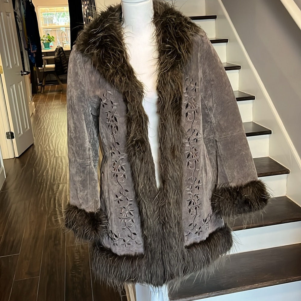 Gallery Brown Suede mid length withh beautiful embroidery and faux fur. Med